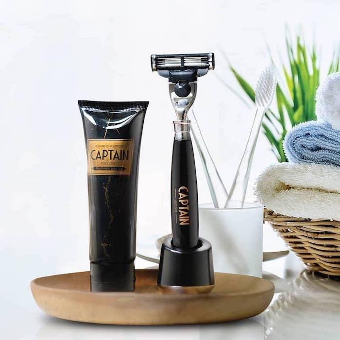 Captain Men's Care Deluxe Shaving Kit 1